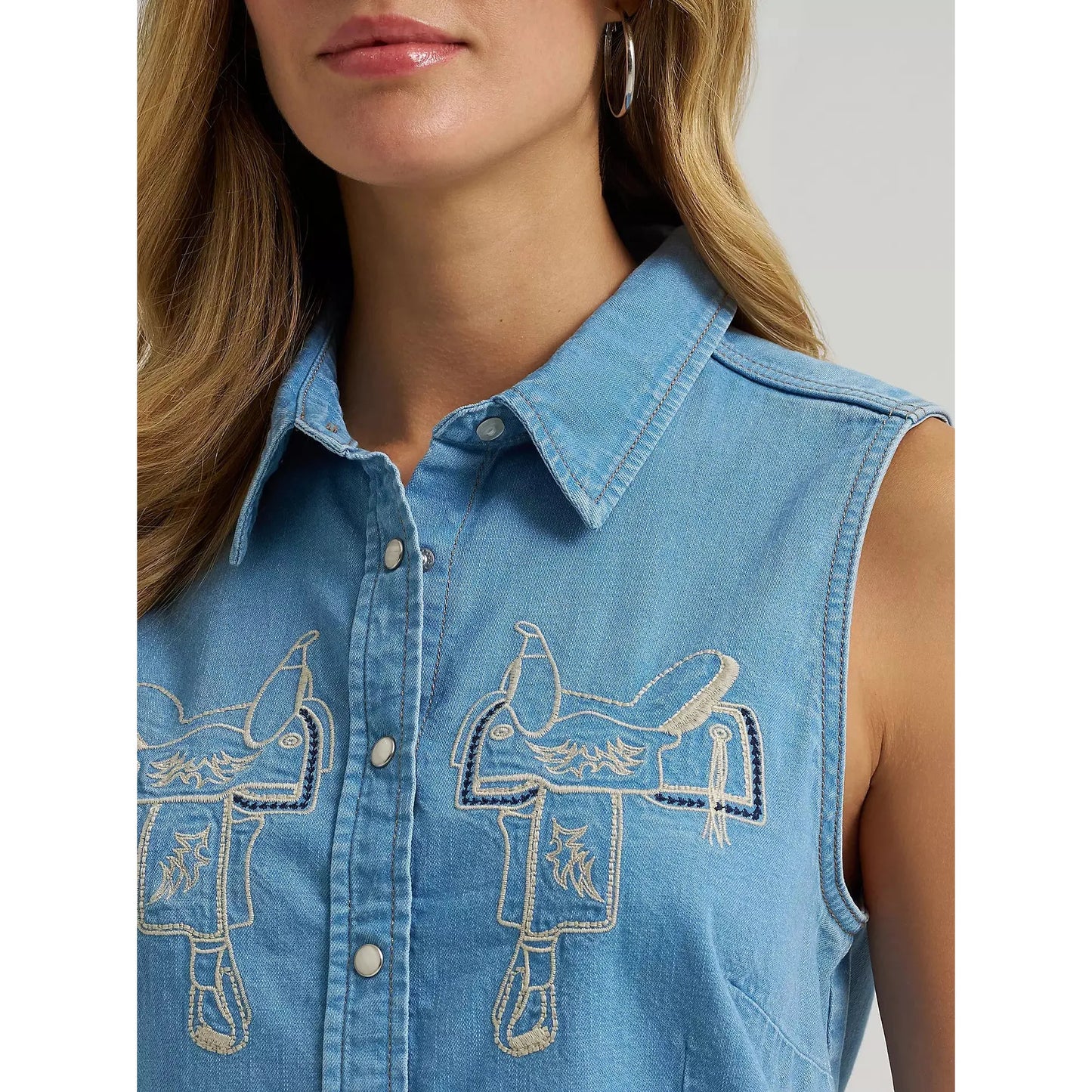 Wrangler Women's Saddle Embroidered Denim Sleeveless Snap Shirt - Light Denim