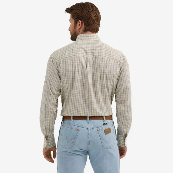 Wrangler  Men's Classic Long Sleeve Shirt- Tan