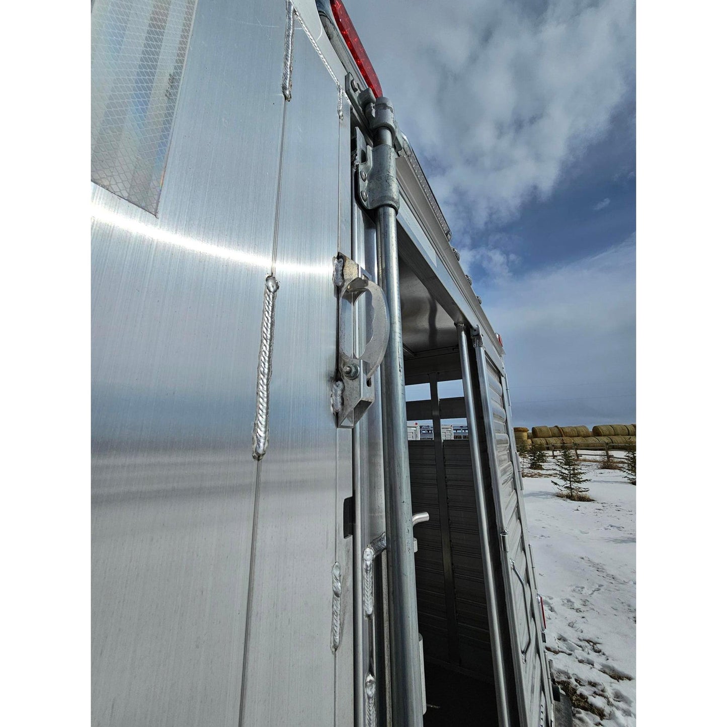 2026 4-Star 30'Stock Trailer w/ Slider in Center Gate