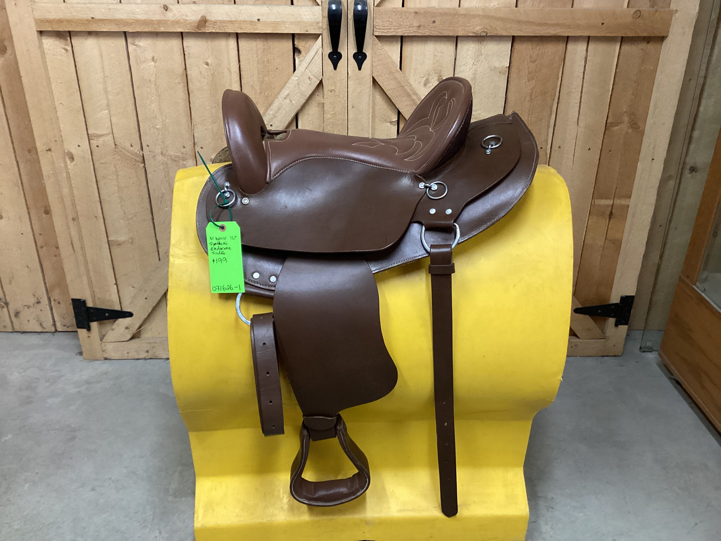 No Name 16” Synthetic Endurance Saddle