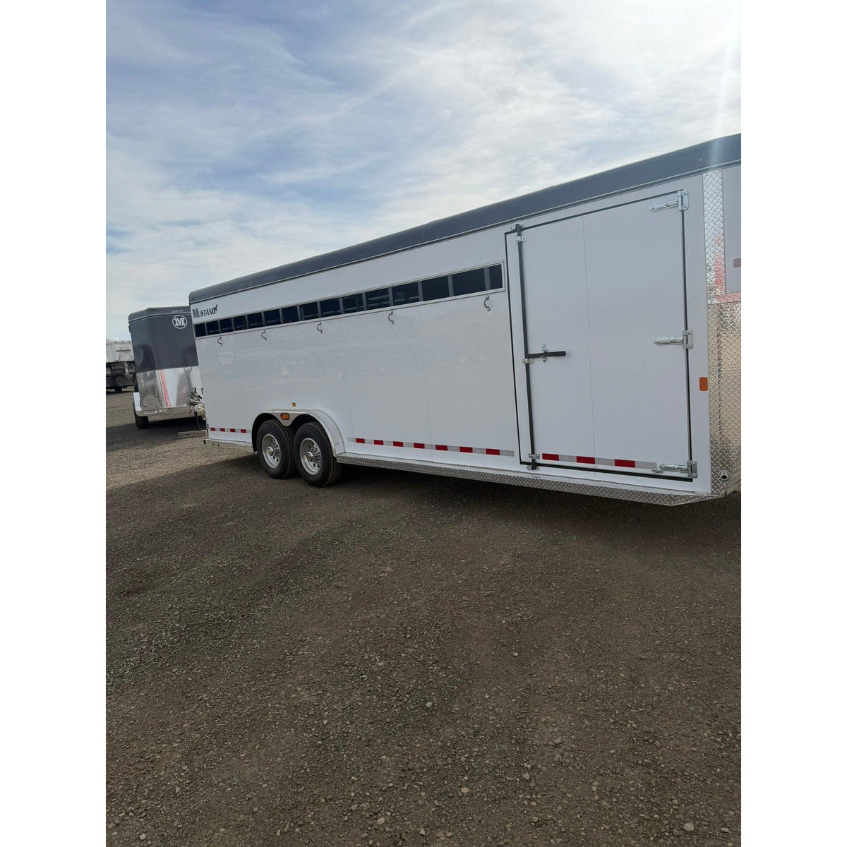 2027 Mustang 24' Gooseneck Livestock Trailer
