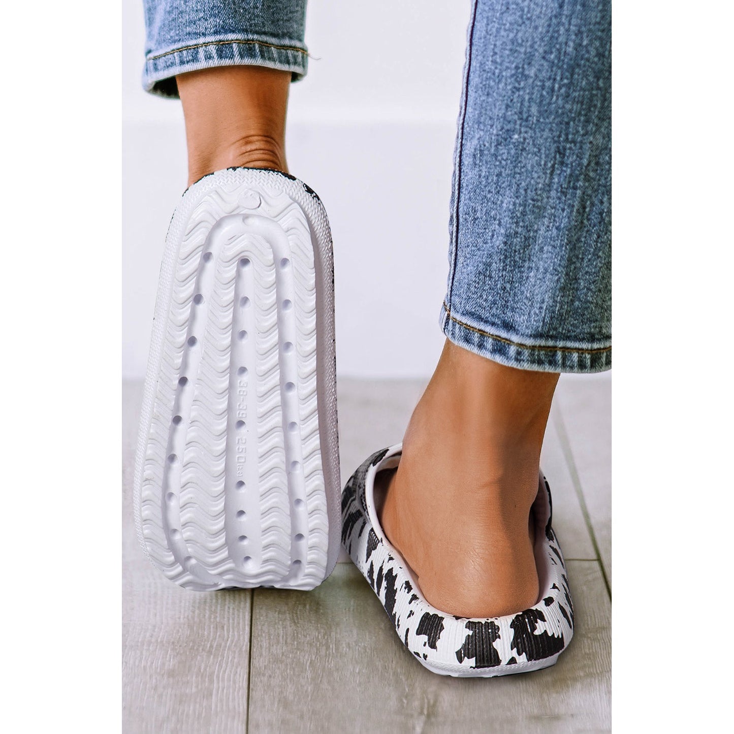 Dear Lover Women's Cow Spot Printed Non-Slip Sandals - White/Black