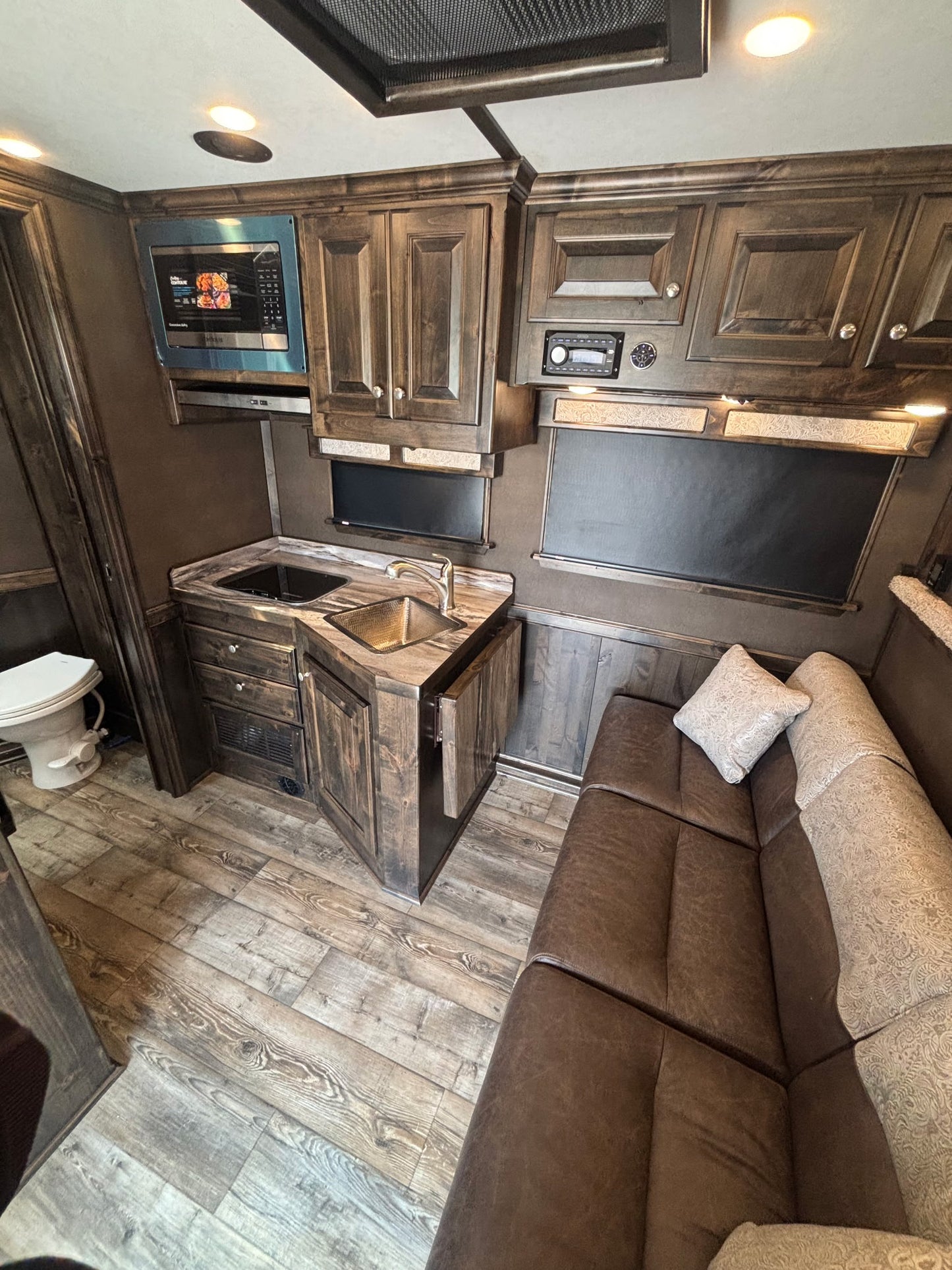 2027 4-Star 24' 3-Horse Slant Load Living Quarter Trailer