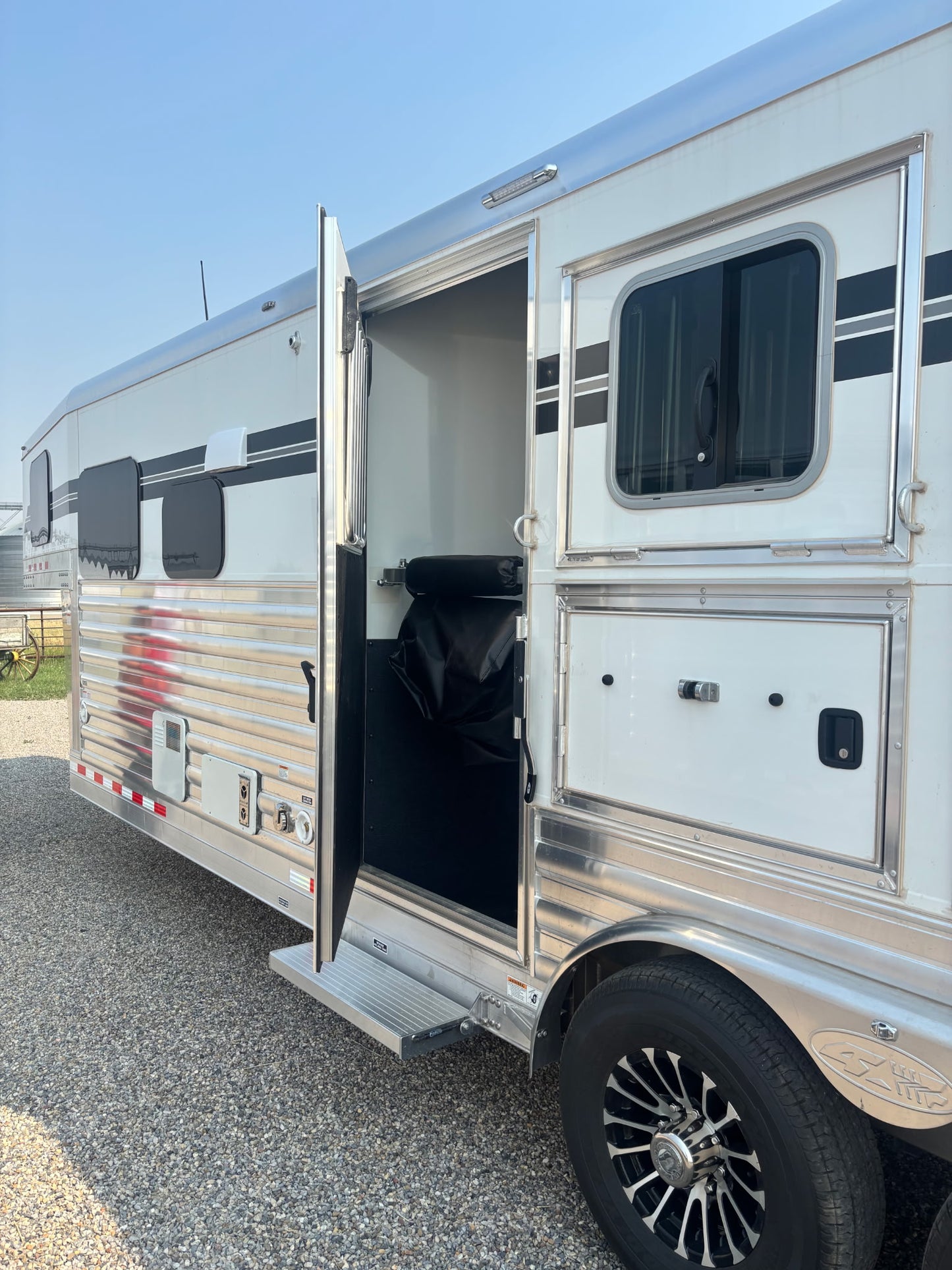 2027 4-Star 24' 3-Horse Slant Load Living Quarter Trailer