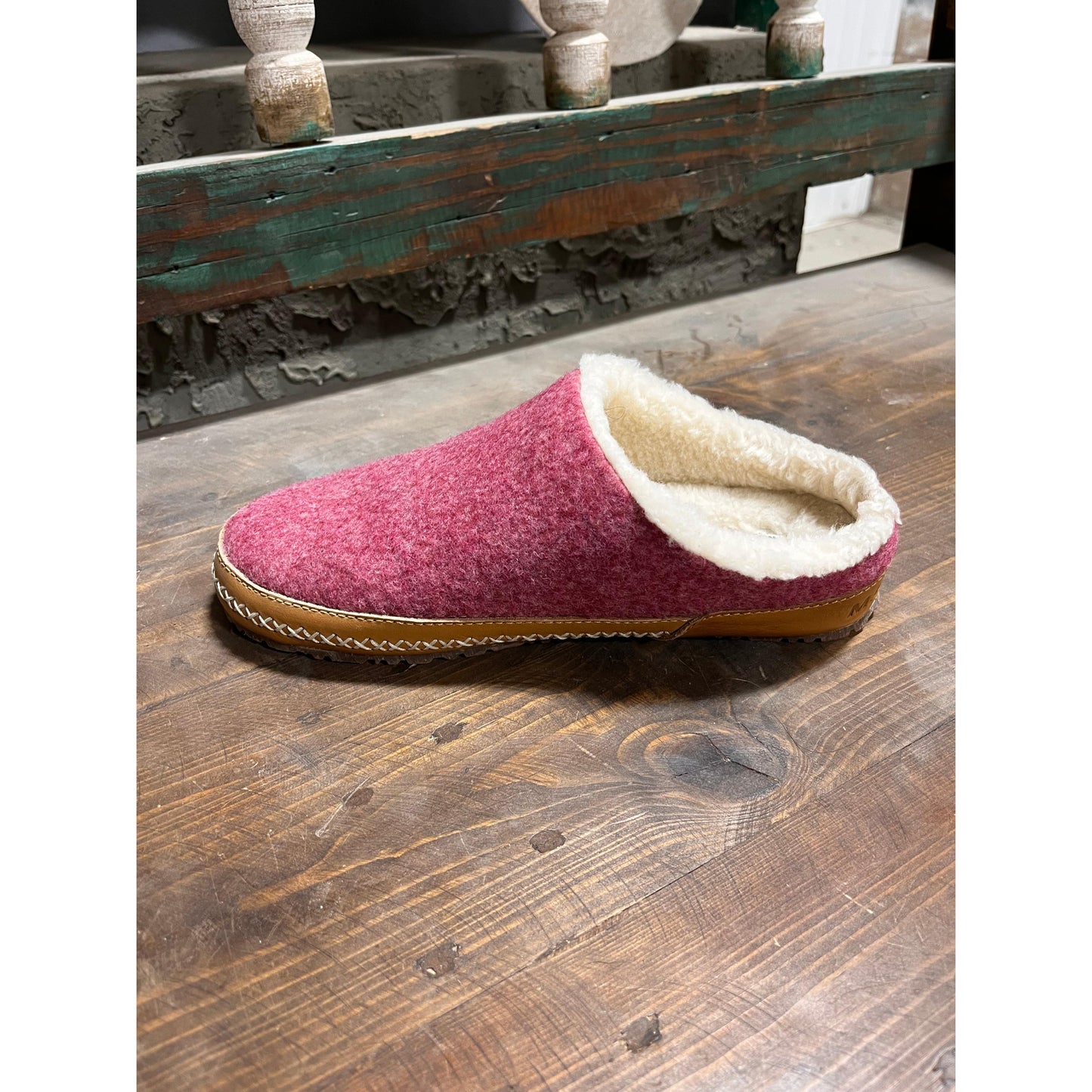 Manitobah Women's Coyote Clog - Dusty Pink