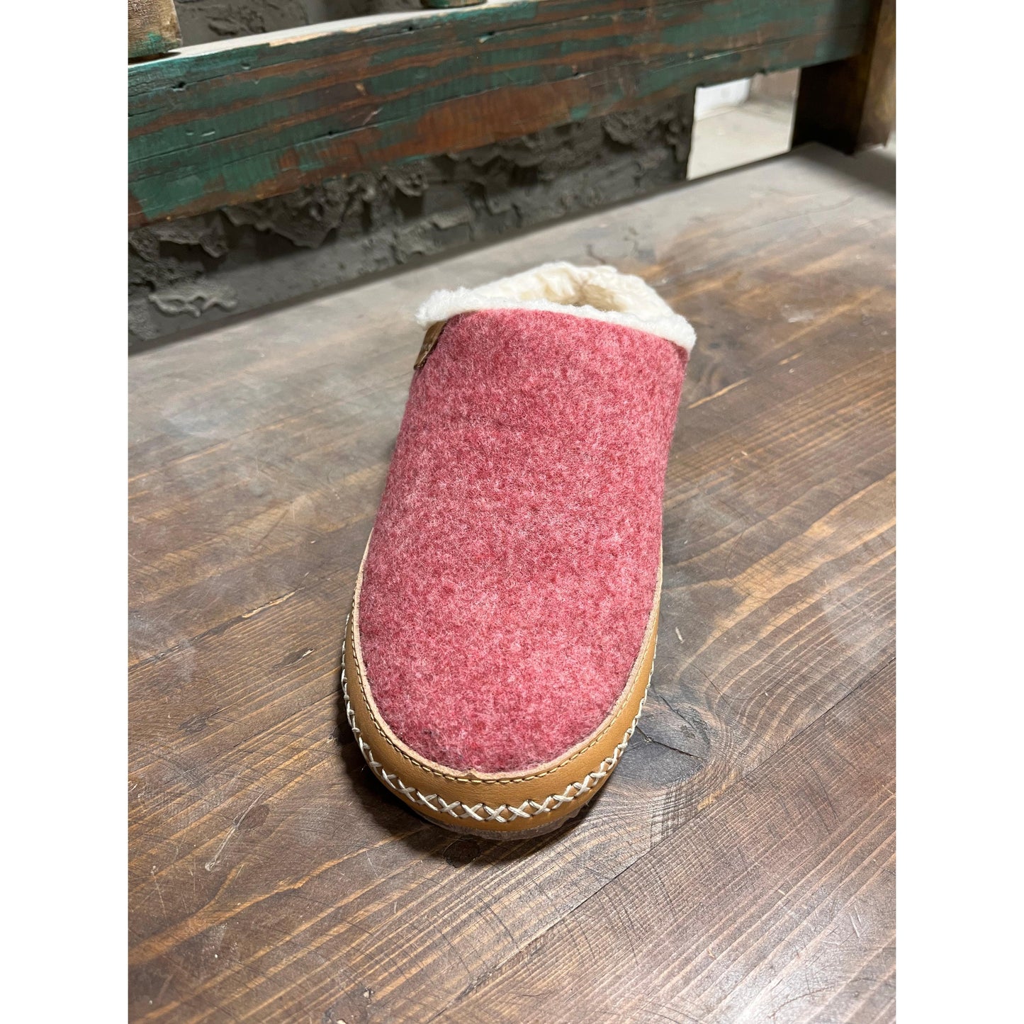 Manitobah Women's Coyote Clog - Dusty Pink