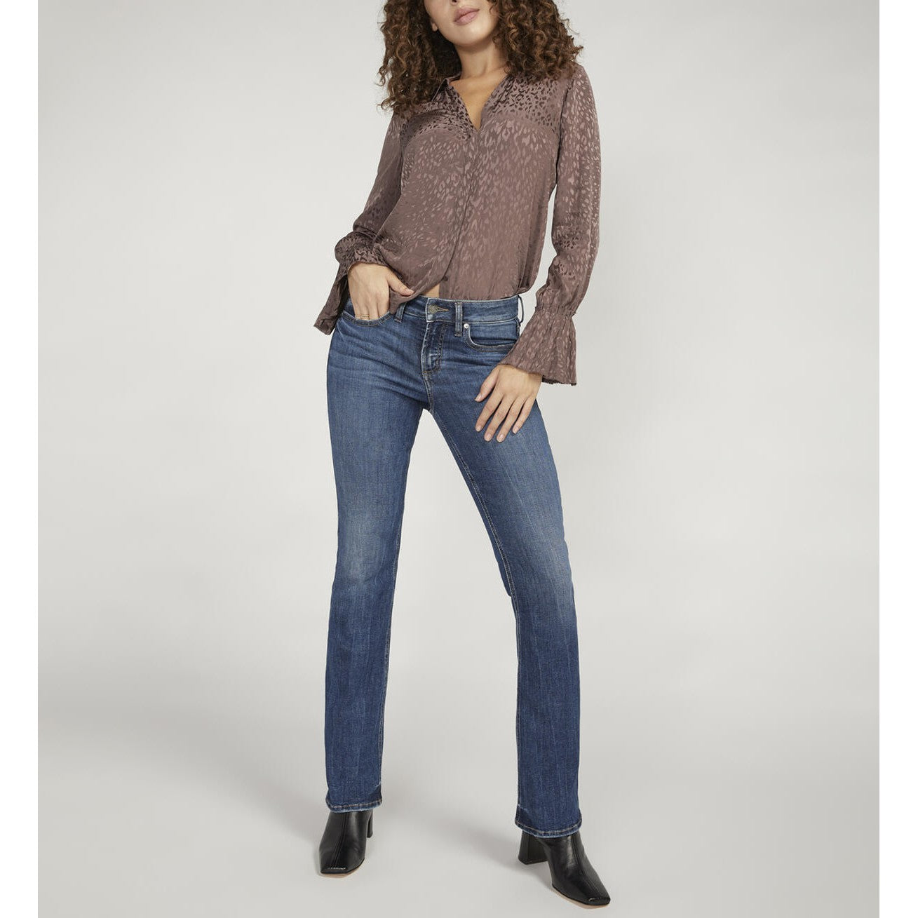 Silver Women's Suki Mid Rise Slim Bootcut Jeans - Indigo