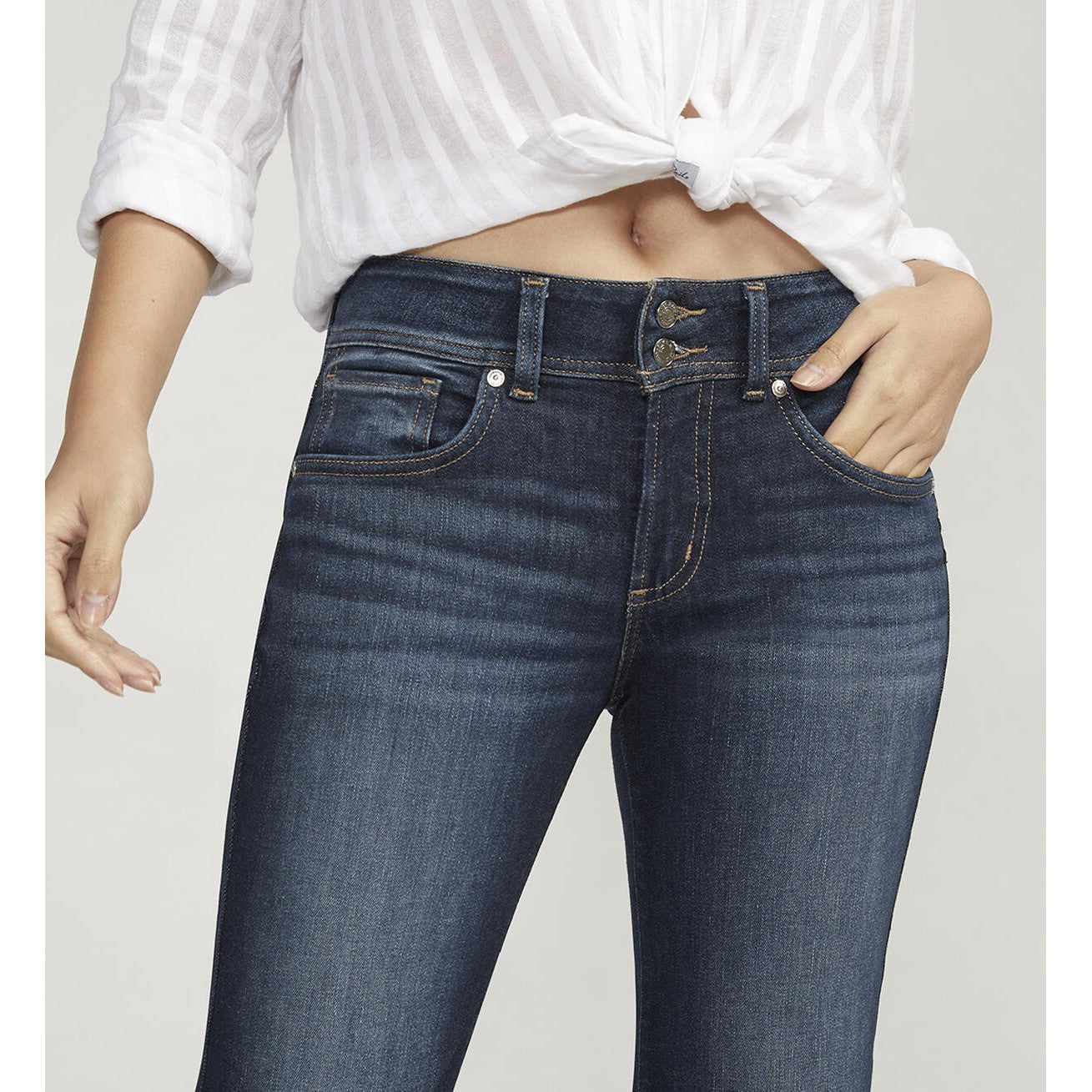 Silver Jeans Co. Women's Suki Mid Rise Capri Jeans, Med Wash Ecf252, 32W x  23L : : Clothing, Shoes & Accessories